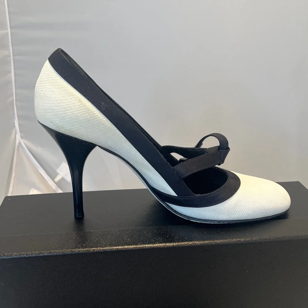 Chanel Interlocking CC High Heel Pumps - Picture 6 of 14